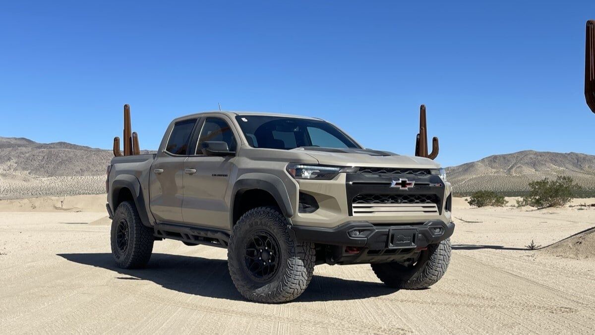 2025 Colorado ZR2 Bison - Sand Dune Metallic